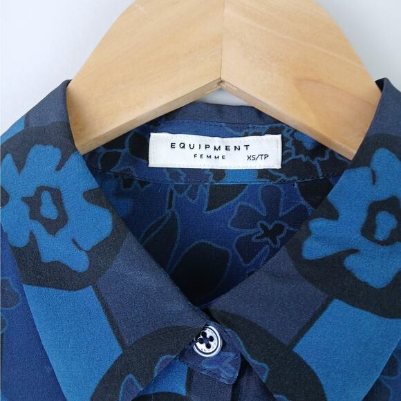 Equipment Femme SZ XS 100% Silk Floral Button Front Shirt Sheer Sleeves in Blue - Picture 4 of 7